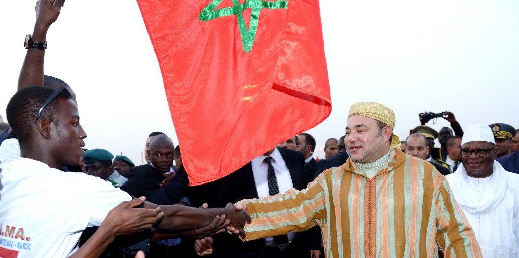Morocco’s King Mohammed VI is welcomed by Malians Tuesday as he arrives in Bamako, where he was joined by President Ibrahim Boubacar Keita (right).  The King’s official visit to Mali is the first leg of a new African tour that will also take him to Guinea Conakry, Côte d’Ivoire, and Gabon. MedAfrica Times, Photo: MAP 