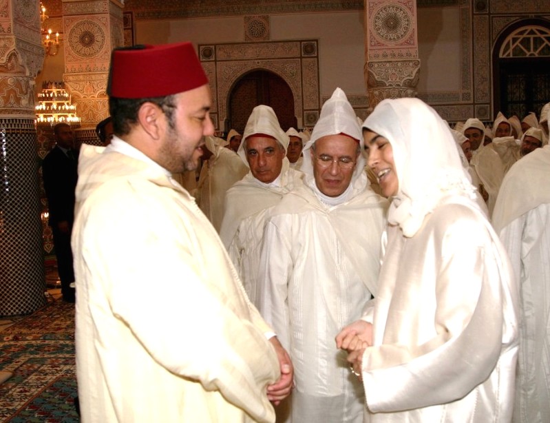 King Mohammed VI speaks with mourchidate.  Photo: MAP