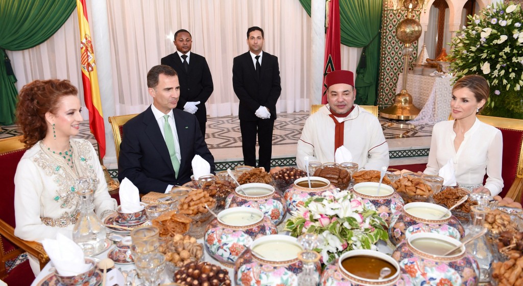 King Mohammed VI, accompanied by Prince Moulay Rachid and Their Royal Highnesses Princesses Lalla Salma, Lalla Meryem, Lalla Asmae and Lalla Hasnae, on Monday offered an official Iftar at the Rabat Royal Palace in honor of King Felipe VI and Queen Letezia of Spain. Photo: MAP