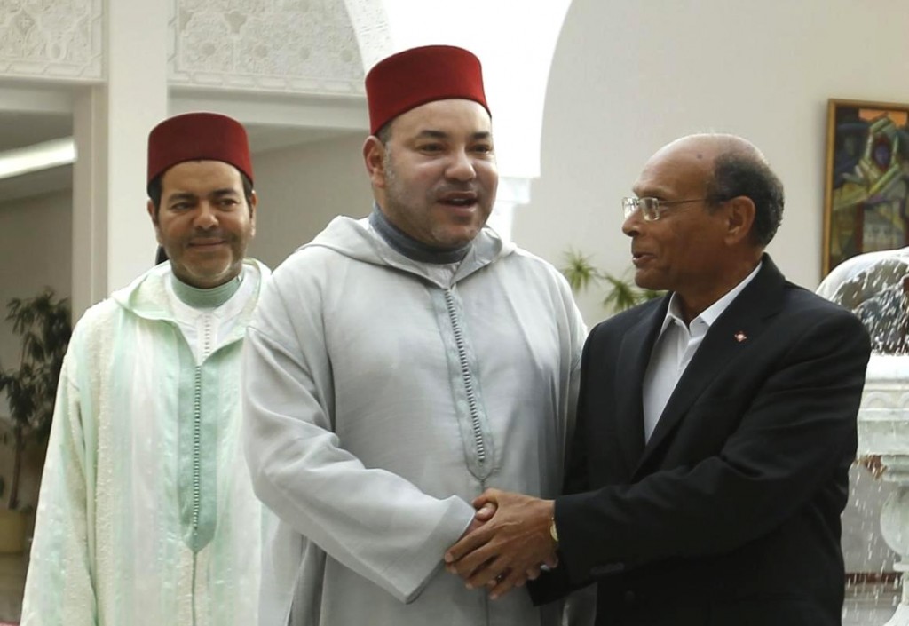 Tunisia's President Moncef Marzouk welcomes Morocco's King Mohammed VI on official visit. Reuters/Zoubeir Souiss